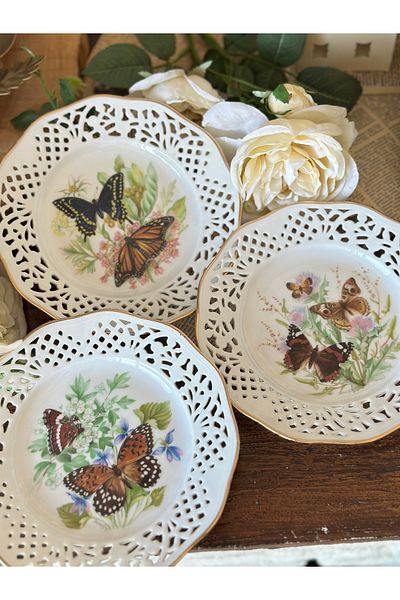 Handmadesign Set of 3 Antique Openwork Porcelain Butterfly Flower Pattern Presentation Wall Plates 19,5 cm