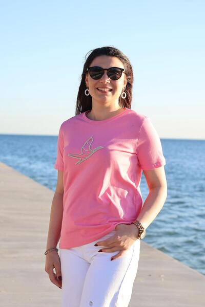 DOLCE QUEEN BOUTİQUE&JEWELRY تي شيرت نسائي وردي برقبة دائرية وطبعة طيور وتفاص...