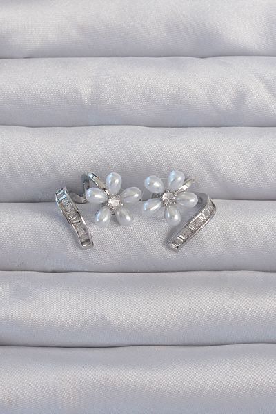 Avantaj Kapıda ®   Brass Silver Color Zircon Stone Curved Pearl Flower Earrings