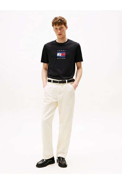 Tommy Hilfiger تي شيرت تومي هيلفيغر رجالي بأكمام قصيرة ورسومات علم خطي باللون الأسود