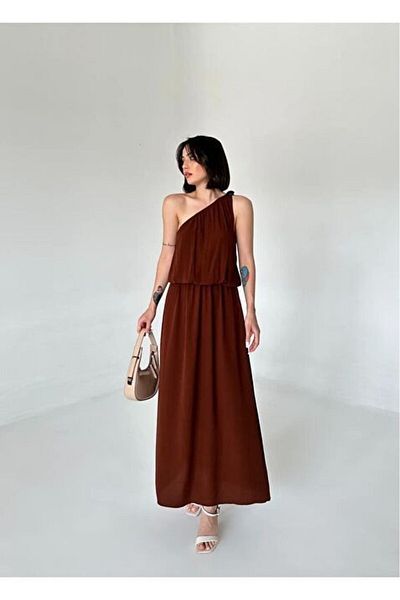 soBasic One Sleeve Elastic Waist Dress with Shoulder Brooch Accessory Detail