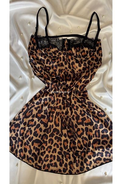 Lessya Cămașă de noapte din satin cu imprimeu leopard cu curea reglabilă