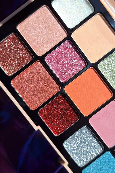 wonderway 18Pcs Eyeshadow and Glitter Palette 2 in 1- with Eyeshadow Brush