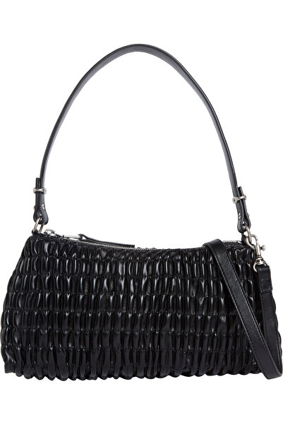 Calvin Klein حقيبة كتف نسائية سوداء مكشكشة ومتدليّة