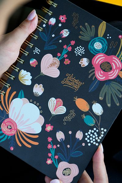 Victoria's Journals Седмичен планер с твърди корици, подвързан със спирала, без дата, с 12 отметки, 192 страници.