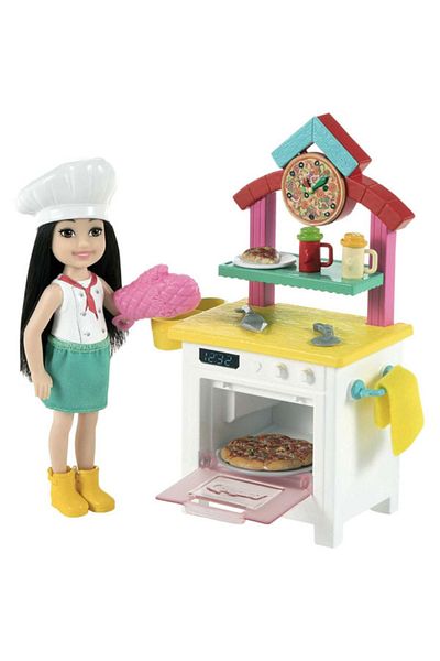 mattel Papusa Barbie Club Chelsea pizza chef, cu bucatarie si cuptor