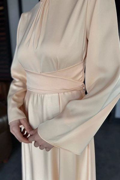 julude Βραδινό φόρεμα με σατέν χιτζάμπ με σταυρό σολομό