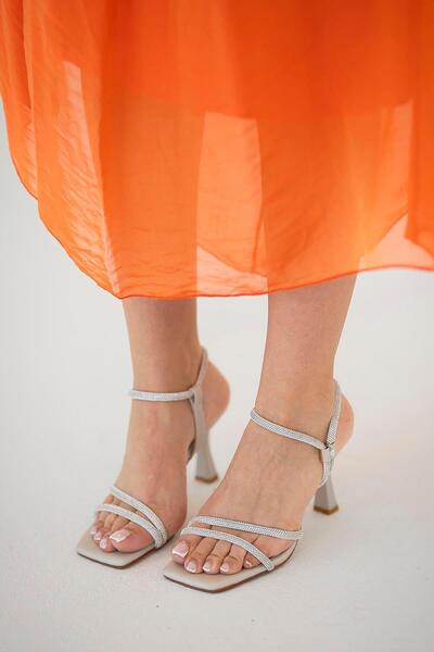 Parponi Pantofi cu toc cu bandă cu detaliu de piatră Tales Bej