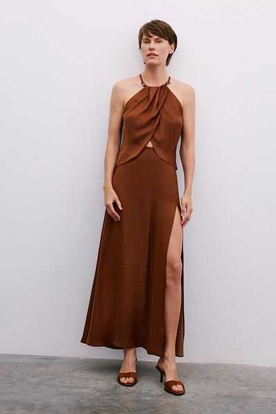 Rue Studio Καφέ Crop Μπλούζα με λεπτομέρεια αξεσουάρ