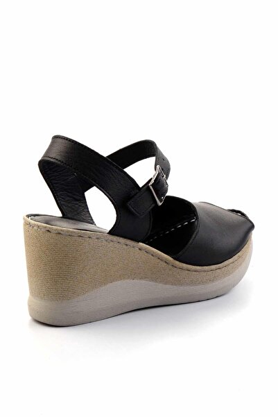 Bambi Schwarze Leder-Damenschuhe mit Keilabsatz K05281018303