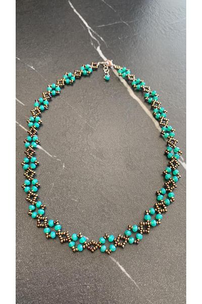 MISS GOLDEN Green Colored Crystal Beads and Platinum Colored Sand Beaded Bead Necklace with Silver Accessories