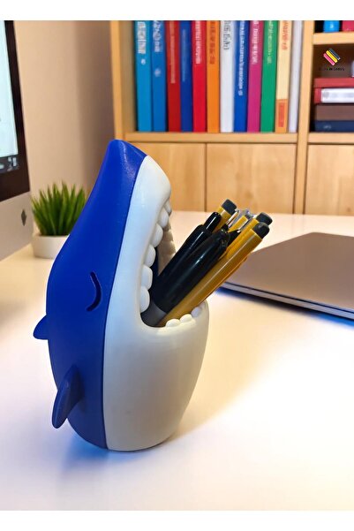a life in games Mavi Köpek Balığı Tasarımlı Kalemlik – Eğlenceli Kalem Kutusu, Tükenmez ve Pilot Kalem Organizeri