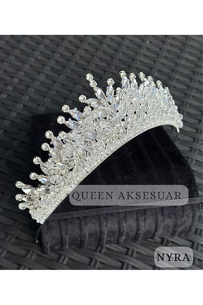 QUEEN AKSESUAR تاج زفاف فاخر من NYRA مرصع بأحجار كريستال بيضاء اللون وتصميم فاخر وقبعة معدنية ذات قمة عالية مع تصميم أصلي