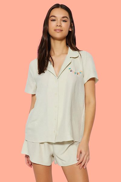 Trendyol Collection Gewebtes Pyjama-Set mit hellbeiger Slogan-Stickerei und Shorts THMSS23PT00232