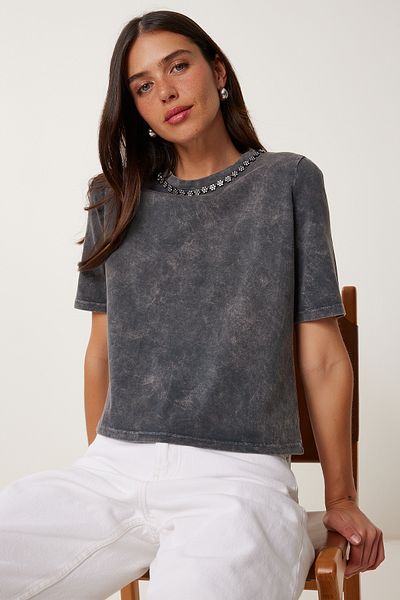 Happiness İstanbul Anthrazitfarbenes, gewaschenes, gestricktes Damen-T-Shirt mit Steindetail TP00096