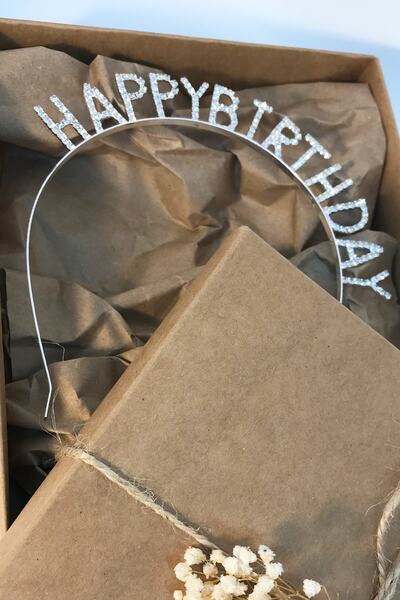 SMPLEBOX Coroana de ziua de naștere pentru femei cu textul Happy Birthday, coroană din cristale de calitate superioară.