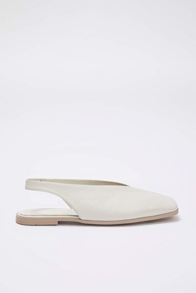 TRENDYOL SHOES Törtfehér valódi bőr nyitott hátú, négyzetes orrú női balerina TAKSS25BE00018