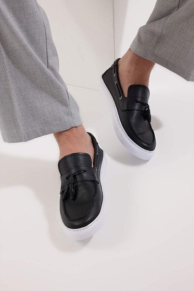 TRENDYOL SHOES Černá pravá kůže střapec Detailní pánské mokasínové boty TAKSS25LA00020