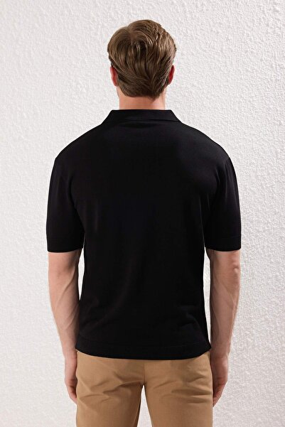 Trendyol Collection Schwarzes T-Shirt mit normaler Passform und flachem Polokragen TMNSS25PO00008