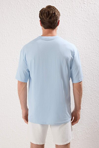 Trendyol Collection Světle modré unisexové tričko oversize/světlého střihu s potiskem medvídka ze 100% bavlny TMNSS25TS00161