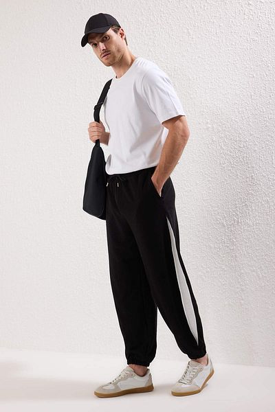 Trendyol Collection Μαύρο Unisex Oversize/Wide Cut Panel Λεπτομερή φούτερ TMNSS25EA00004