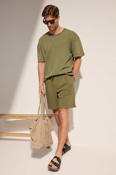 Trendyol Collection Grüne Oversize Stitching Demand Shorts & Bermuda TMNSS25SR00057