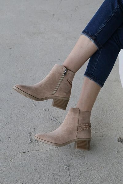 Letafia Susie Suede Nude Stone Λεπτομερείς μπότες με τακούνι