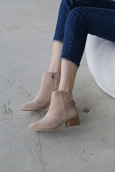 Letafia Susie Suede Nude Stone Λεπτομερείς μπότες με τακούνι