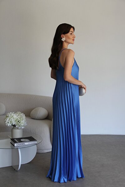 Julidress Saks Синя сукня з бретелями, V-подібним вирізом, довгим рукавом і преміум-плісированою спідницею