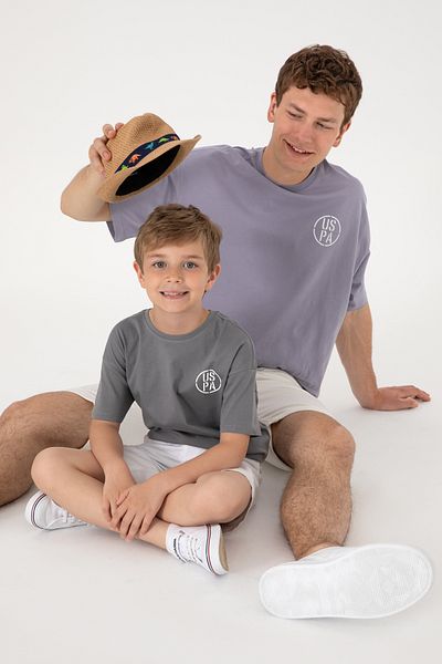 U.S. Polo Assn. تي شيرت برقبة دائرية كبيرة الحجم باللون الرمادي للأولاد 50298981-VR024