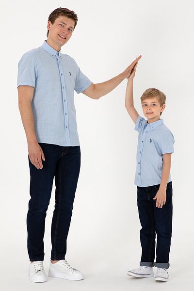 U.S. Polo Assn. قميص للأولاد باللون الأزرق الفاتح بأكمام قصيرة 50306567-VR003