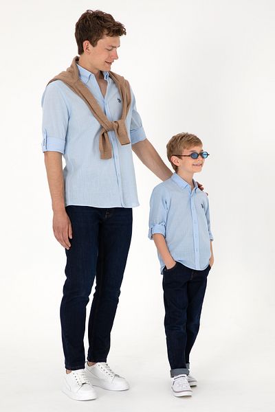 U.S. Polo Assn. قميص أساسي بأكمام طويلة باللون الأزرق الفاتح للأولاد 50306583 -VR003