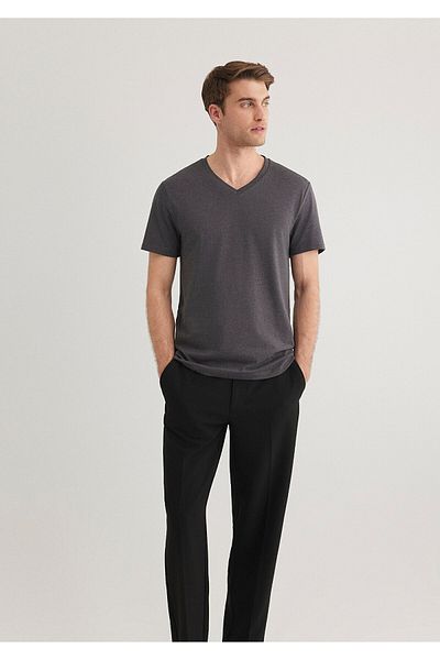 Mavi Graues Basic-T-Shirt mit Stretch-V-Ausschnitt und tailliertem Schnitt 061748 -24398