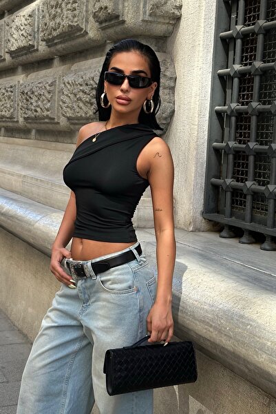 World Fashion Trends 6082 Bluză neagră fără mâneci cu un singur umăr