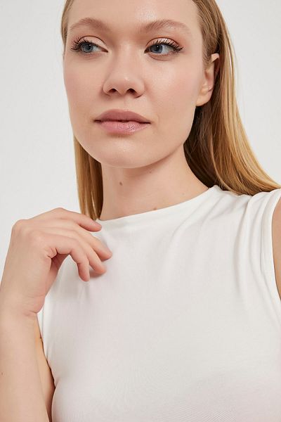 Arma Life Sleeveless collar detailed body