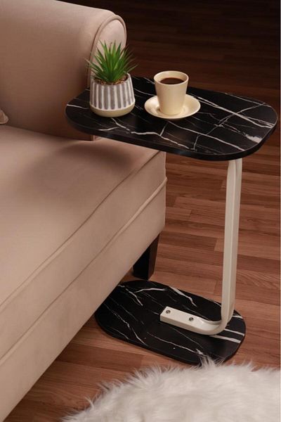 Un “Elegant side table for cafes and lounges, ideal for serving coffee and juices.” Black