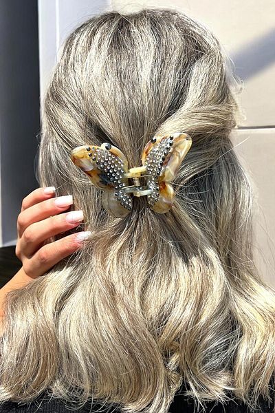TAKIŞTIR مشبك على شكل فراشة بنية اللون مزين بالحجر