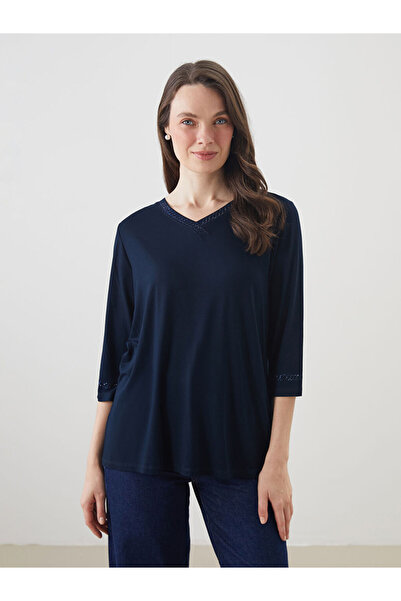 LC Waikiki تي شيرت نسائي باللون الأزرق الداكن برقبة على شكل حرف V مرصّع بالأحجار