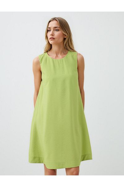 Jimmy Key Green Relaxed Cut Round Neck Sleeveless Midi Dress