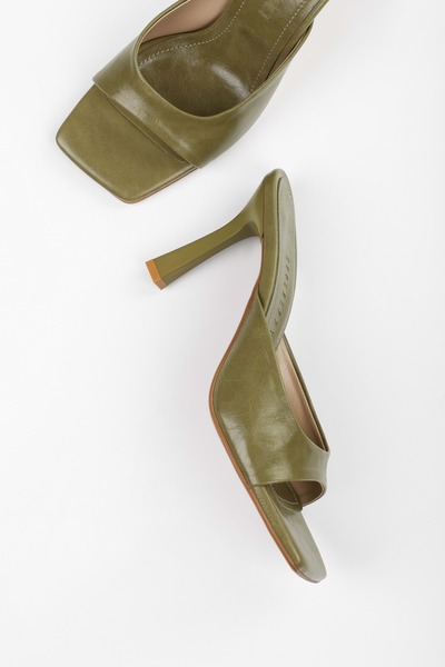 Shoeberry Γυναικείες παντόφλες με τακούνι Noir Oil Green Skin