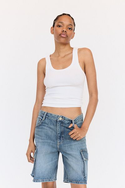 Pull & Bear شورتات كارغو من قماش الدنيم
