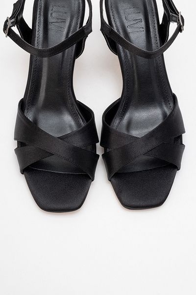 LuviShoes Pantofi cu toc pentru femei MELIN din satin negru cu bretele încrucișate