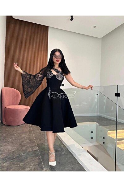 ALANOOD FASHION فستان اسود قصير مزين بكلفة دانتيل