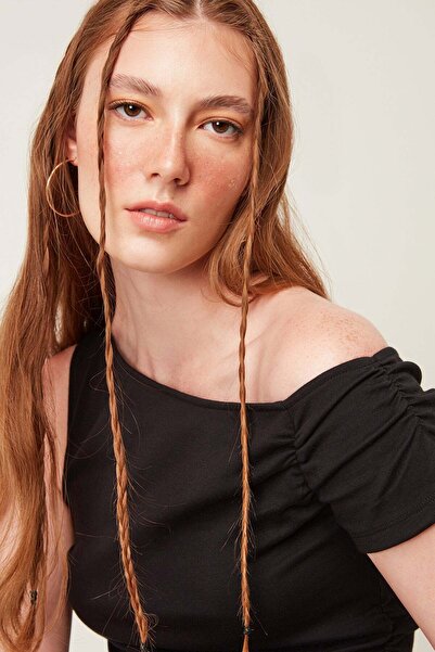 No Matter What T-Shirt mit asymmetrischem Kragen und Falten