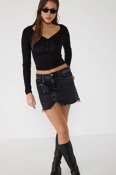 No Matter What T-Shirt mit V-Ausschnitt und Knopfdetail