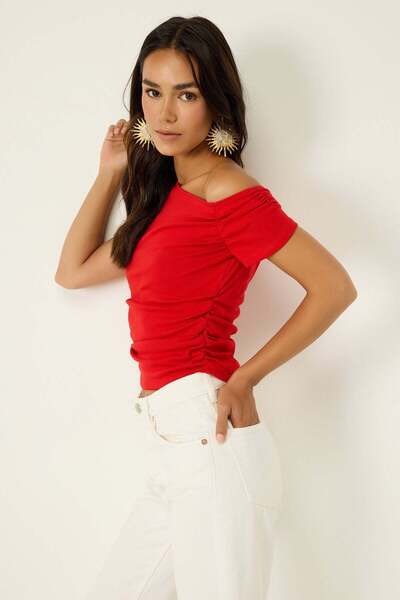 No Matter What T-Shirt mit asymmetrischem Kragen und Falten