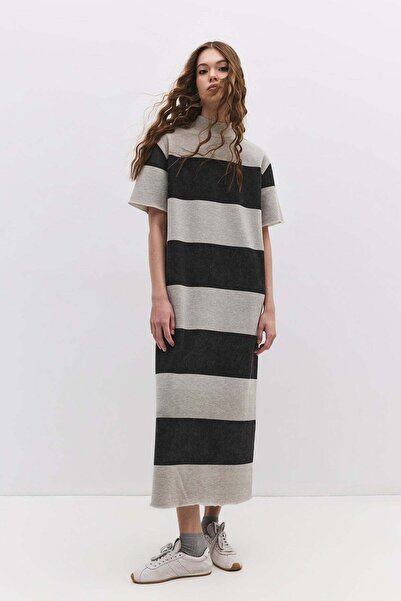 No Matter What Gestreiftes Maksi-Kleid mit geschlossenem Ausschnitt und Schlitz