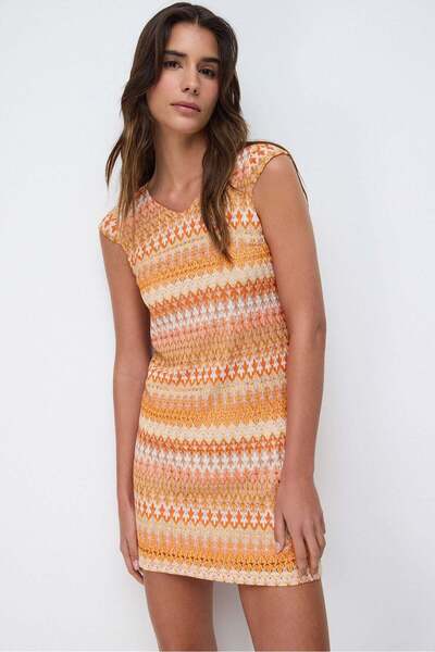 No Matter What Kurzes Kleid mit ethnischem Muster und kurzen Ärmeln