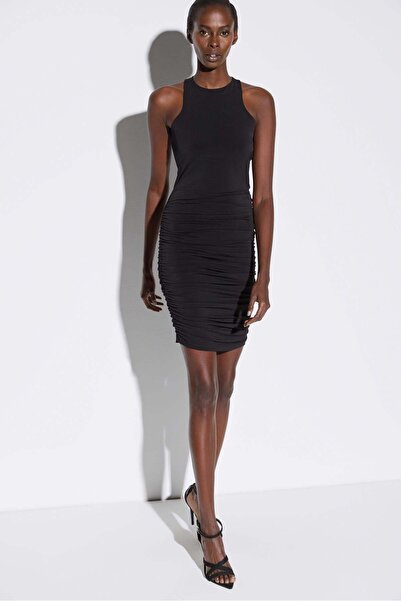 No Matter What Gerafftes Minikleid mit Ringdetail am Rücken