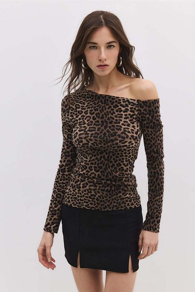 No Matter What Bluse mit asymmetrischem Kragen und Leopardenmuster